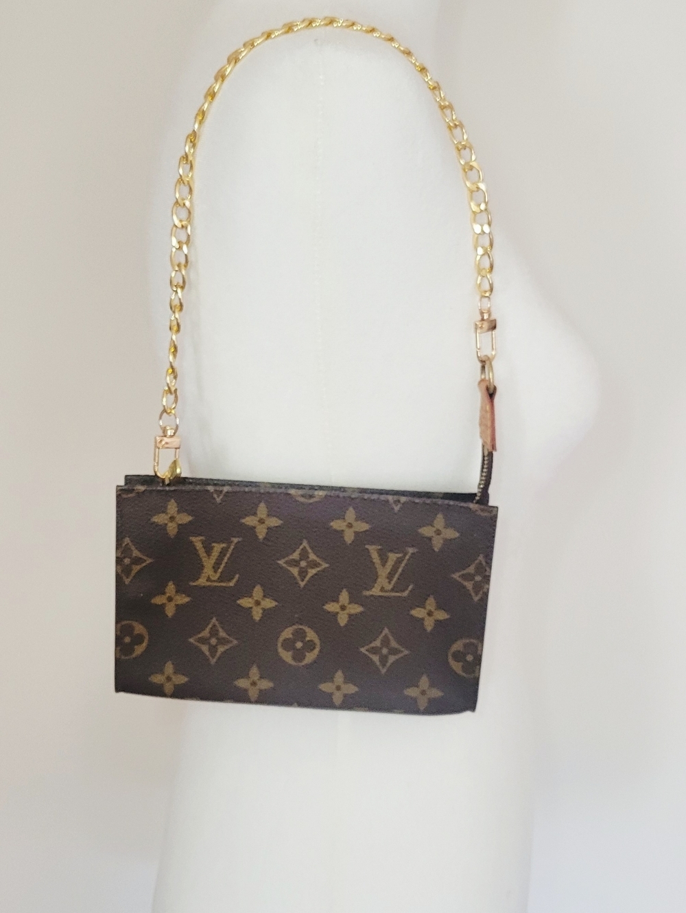 Authentuc Louis Vuitton Monogram Pouch ,serial number :VI0948 - Picture 10 of 13